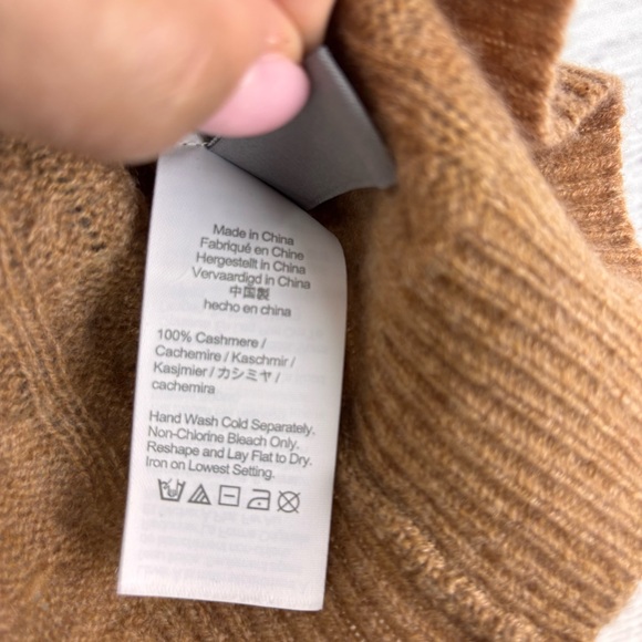J. Crew Camel Cable Knit V Neck Cashmere Sweater Size Medium - Picture 8 of 8